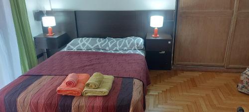 Una cama o camas en una habitación de Cómodo departamento con balcón en Microcentro