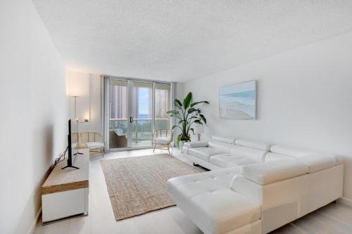 sala de estar con sofá blanco y mesa en 3 BR Beach getaway Sunny Isles Ocean Reserve Miami en Sunny Isles Beach