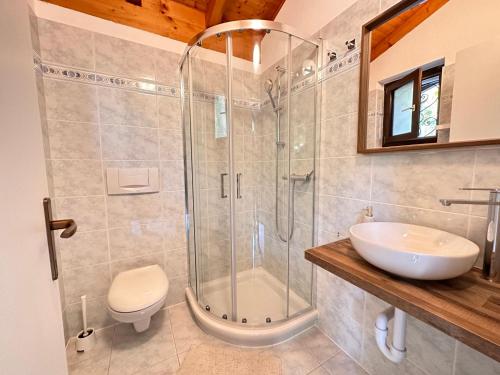 La salle de bains est pourvue d'une douche, de toilettes et d'un lavabo. dans l'établissement Suite With View - Appartamento Aurora Lugano, à Lugano