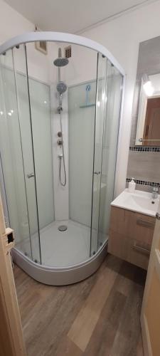 y baño con ducha de cristal y lavabo. en Duplex cosy à quelques minutes à pied de la mer., en Mers-les-Bains