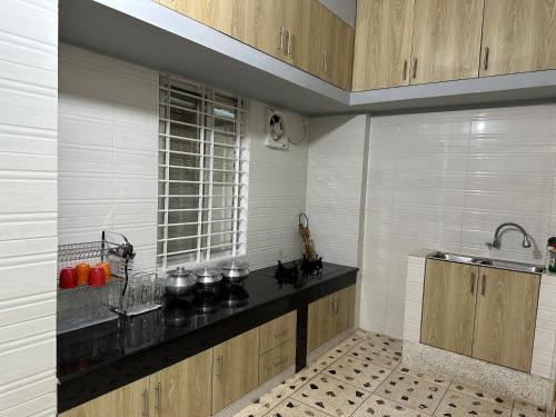 cocina con encimera y fregadero en Alom Manzil - 4 Bedroom Family Home en Sylhet