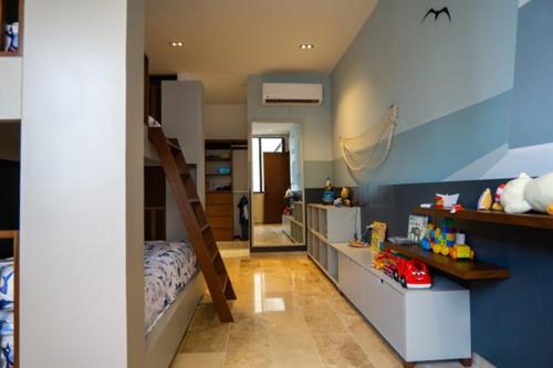 a childs bedroom with a bunk bed and a staircase at Residencia Las Olas en San Benito lujo en todo su esplendor. in Progreso
