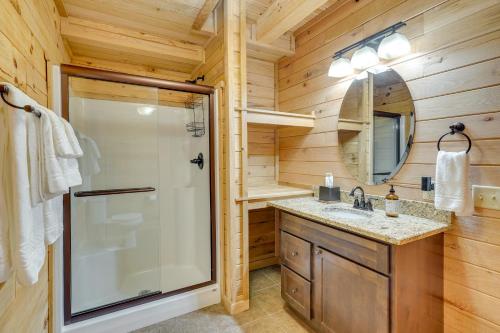 y baño con ducha, lavabo y espejo. en Rustic Laurelville Cabin with Private Hot Tub!, en Laurelville