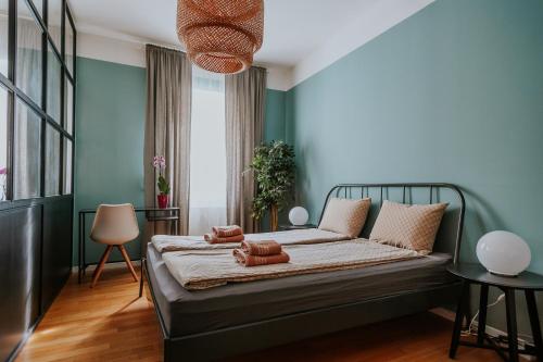 sypialnia z łóżkiem z niebieskimi ścianami w obiekcie Endless Chanson w Zagrzebiu