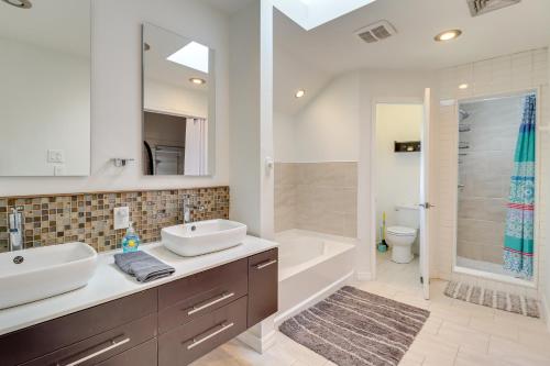 Ванная комната в Spacious Poconos Retreat with Deck and Private Hot Tub