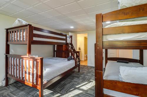 Двухъярусная кровать или двухъярусные кровати в номере Spacious Poconos Retreat with Deck and Private Hot Tub