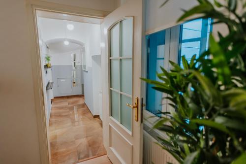 un couloir avec une porte et une plante dans l'établissement Endless Chanson, à Zagreb