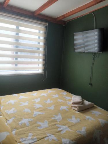 Un dormitorio con una cama con mariposas blancas. en Cabaña Gesell, en Puerto Natales