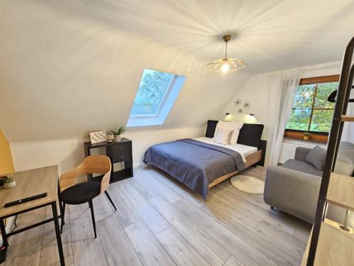 een slaapkamer met een bed, een bureau en een stoel bij Fewo am See, Ferienhaus, 7 Schlafzimmer, Waschmaschine, Businesswohnung in Salzgitter