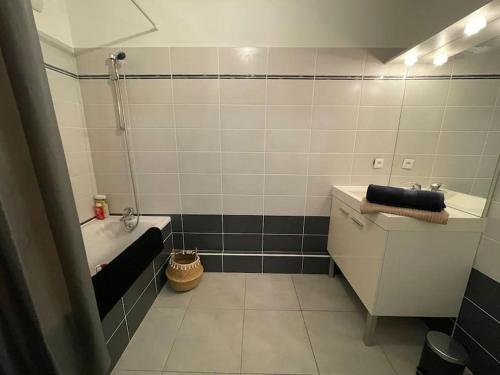 une salle de bain avec une baignoire, un lavabo et une douche dans l'établissement Appartement Montpellier Nord 6 personnes, à Montpellier