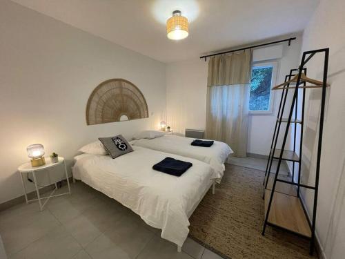een slaapkamer met een groot wit bed en een raam bij Appartement Montpellier Nord 6 personnes in Montpellier