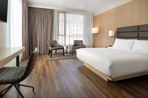 Una cama o camas en una habitación de AC Hotel San Rafael Downtown