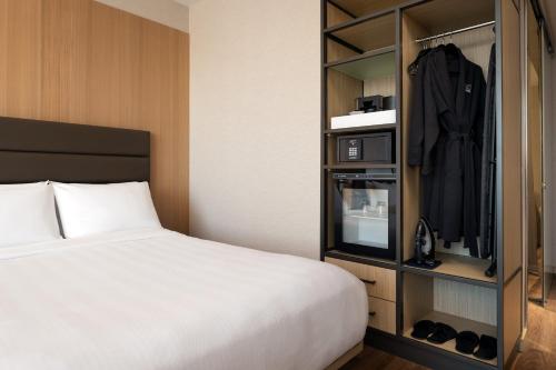 Una cama o camas en una habitación de AC Hotel San Rafael Downtown