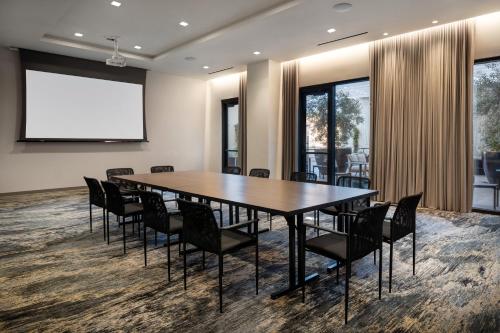El área de trabajo o centro de convenciones de AC Hotel San Rafael Downtown