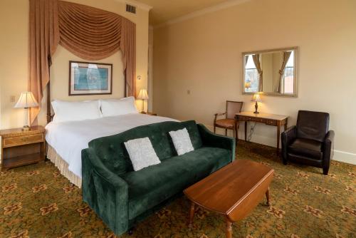 Postel nebo postele na pokoji v ubytování Geiser Grand Hotel