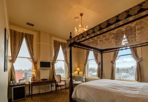 Postel nebo postele na pokoji v ubytování Geiser Grand Hotel