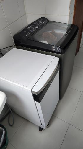 a microwave oven sitting on top of a counter at Quarto e banheiro privativos com garagem fechada em apartamento aconchegante em Jardim da Penha in Vitória