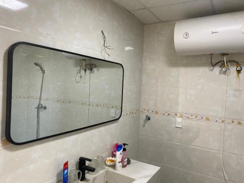 uma casa de banho com um espelho e um lavatório em Dupincia Lodge em Nuku‘alofa