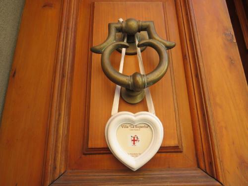un objeto con forma de corazón está unido a una puerta en La Superba Ca' Zeneize, en Foiano della Chiana