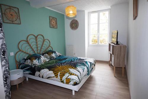 1 dormitorio con 1 cama en una habitación en Gîte La Foresienne en Putanges