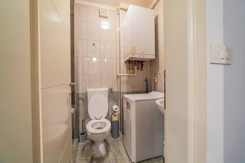 La petite salle de bains est pourvue de toilettes et d'un lavabo. dans l'établissement MR apartments 1, à Zagreb