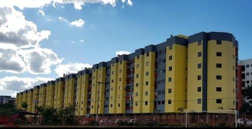 um grande edifício amarelo com muitas janelas em Lindo e aconchegante apt para até 04 pessoas em Gama