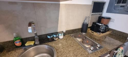 uma bancada de cozinha com um lavatório e um lavatório em Amplio y Bello Estudio en Town Center Playa Blanca, Rio Hato em Río Hato