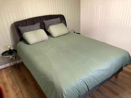 מיטה או מיטות בחדר ב-Jolie maison avec courette