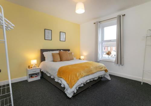 ein Schlafzimmer mit einem großen Bett und einem Fenster in der Unterkunft * Parking * Sleeps 5 * Fast Wi-Fi in Lincolnshire