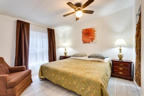 Postel nebo postele na pokoji v ubytování 1 Mi to Lake Allatoona Family Home on Farm!