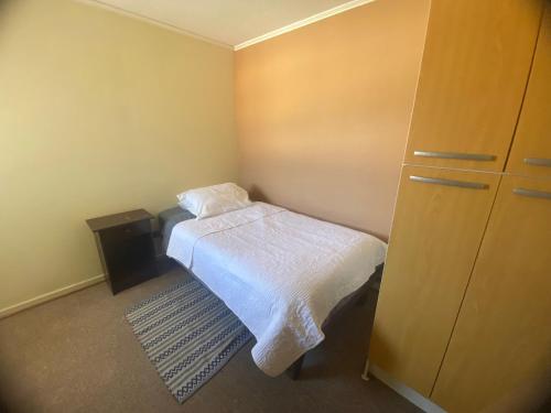 - une petite chambre avec un lit et une commode dans l'établissement Apartamento centrico, à Curicó