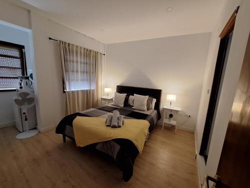 ein Schlafzimmer mit einem großen Bett und zwei Lampen in der Unterkunft habitacion con baño privado en un piso con familia in Santa Cruz de la Palma