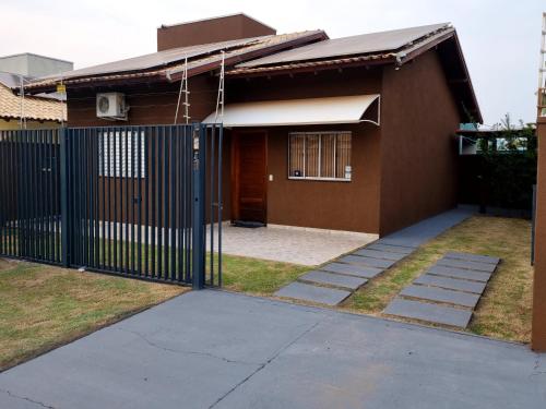 una casa con una puerta delante de ella en Atlantico Residencial, en Bonito