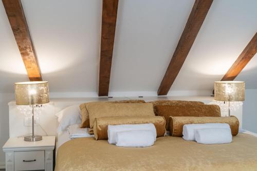 a bed in a room with two lamps on a table at Rooms&Apartments Tomić in Ston
