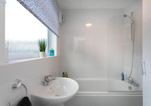 biała łazienka z umywalką i prysznicem w obiekcie * Parking * Sleeps 5 * Fast Wi-Fi w mieście Lincolnshire