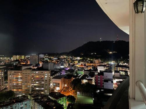 a view of a city at night with lights at Hermoso Apartamento con una de las mejores vistas in Panama City