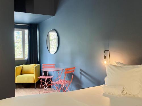 1 dormitorio con 1 cama, mesa y sillas en Avenue Hostel & Suites, en Lisboa