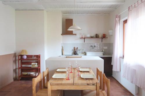 a dining room with a table and a kitchen at Appartement cosy sur la route des vins d'Alsace in Dambach-la-Ville