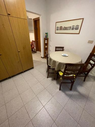 a table and chairs in a room with a table and a table at Admiral Home Venice Center in Venice