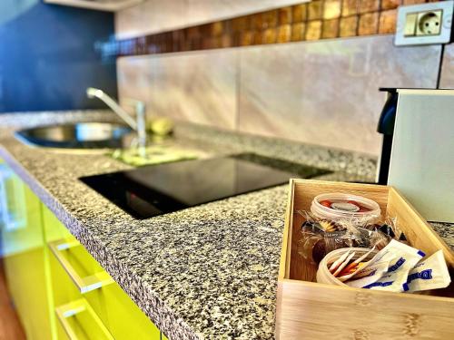 una cocina con una encimera con una caja. en Bungalow Dunaflor Verde 5 by SunHousesCanarias, en Maspalomas