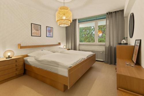 ein Schlafzimmer mit einem großen Bett und einem Fenster in der Unterkunft LITTLE WINTERBERG Zentrale Lage Bikepark und Piste in Winterberg