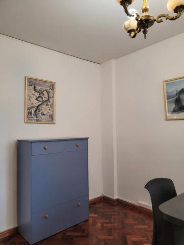 維森特洛佩斯的住宿－Departamento temporario en Olivos，一张桌子的房间里的一个蓝色橱柜