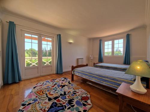 een slaapkamer met een bed en een groot raam bij RENT4REST GOLF LOVERS PARADISE 4BR VILLA WITH Pool in Sintra