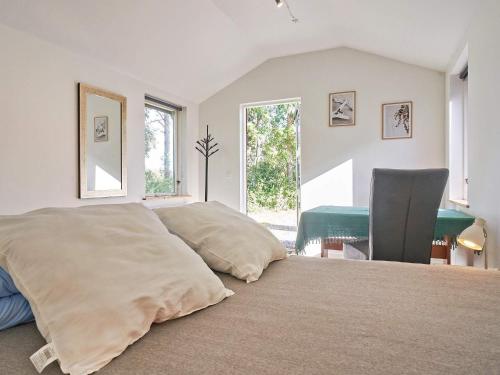ein Schlafzimmer mit einem Bett mit zwei Kissen darauf in der Unterkunft Holiday home Nexø XLI in Neksø