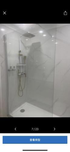 ein Bad mit einer Dusche und einer Glaswand in der Unterkunft bambu hostel capsules in Sevilla