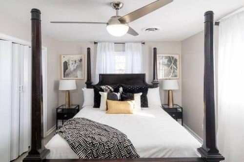 - une chambre avec un grand lit blanc et deux lampes dans l'établissement Rear deck w/ Soaking tub + Wi-Fi & Parking, à Graham