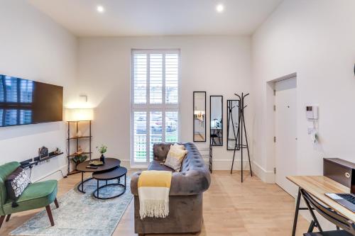 una sala de estar con un sofá y una mesa en Modern 2BR 2BA with Free Parking - Sleeps 6, en Hemel Hempstead