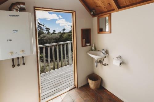 bagno con lavandino e balcone di The River Retreat Off The Grid a Inglewood