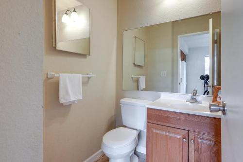 Un baño con inodoro, lavabo y espejo. en Pet-Friendly Citrus Heights Home Fenced Backyard!, en Citrus Heights