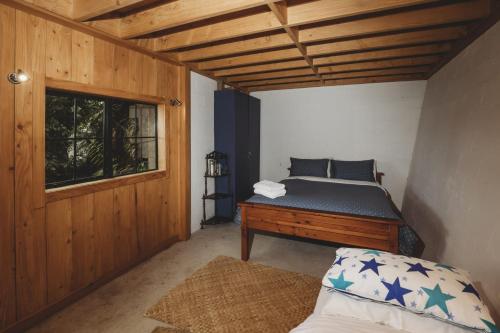 Habitación pequeña con cama y ventana en The River Retreat Off The Grid, en Inglewood